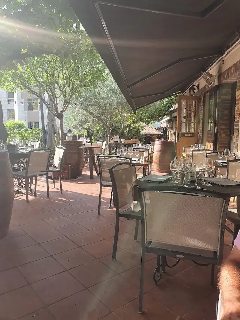 Issy Guinguette Restaurant in Issy-les-Moulineaux