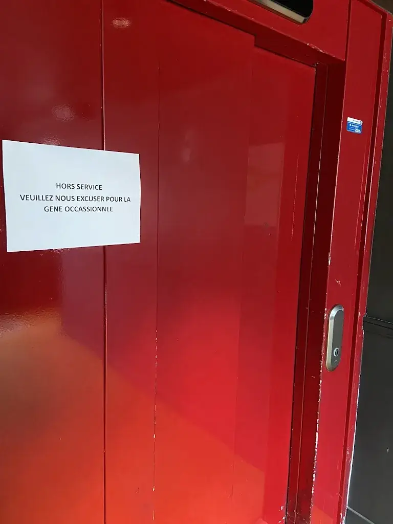 Santiago Wortman Jofre_Maison du Val – Les Maisons de Campagne_Saint-Germain-en-Laye_review