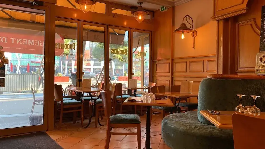 Café Chez Pierre restaurant in Kremlin-Bicêtre