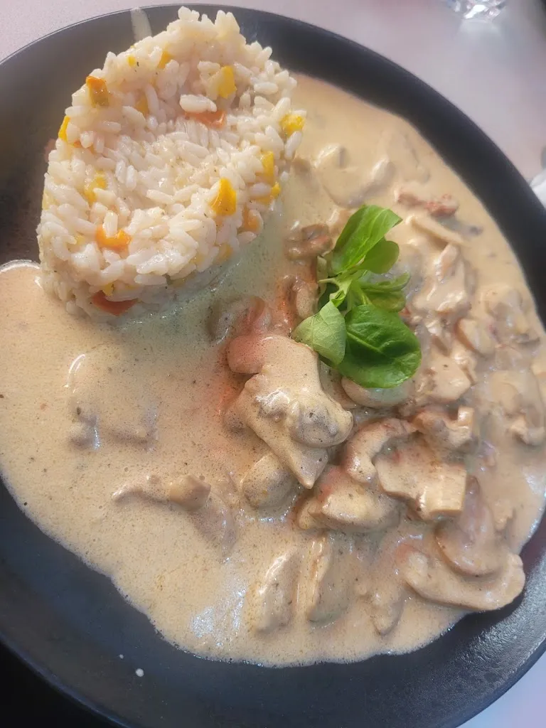 Irina Lataianu_Les Deux Copines_Courneuve_review