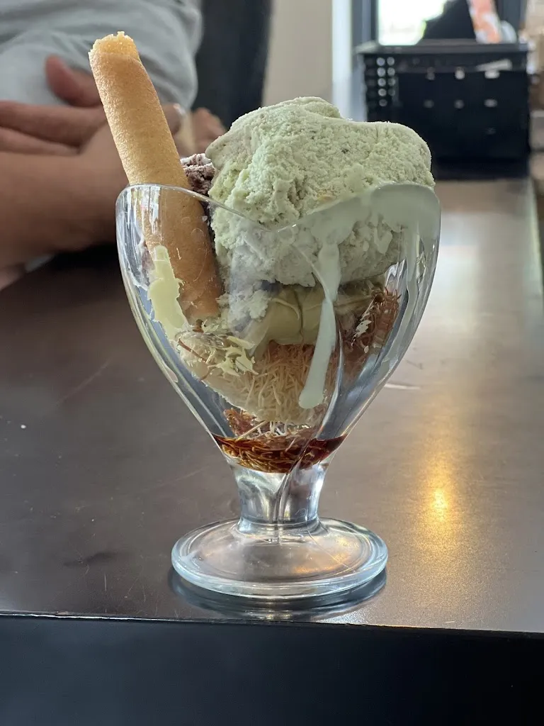 R. Marinca_Les Deux Copines_Courneuve_review