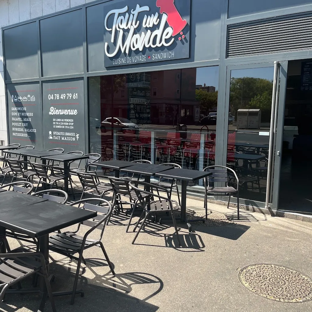 Tout Un Monde restaurant in Décines-Charpieu