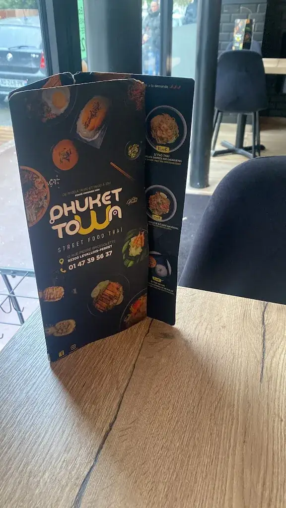 Eeyong Ho_Phuket town_Levallois-Perret_review