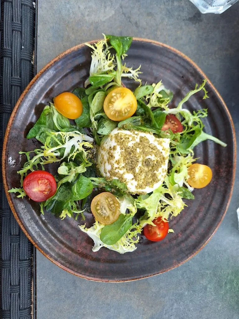 Célia Hamaïli_L'Allée Des Vernes_Décines-Charpieu_review