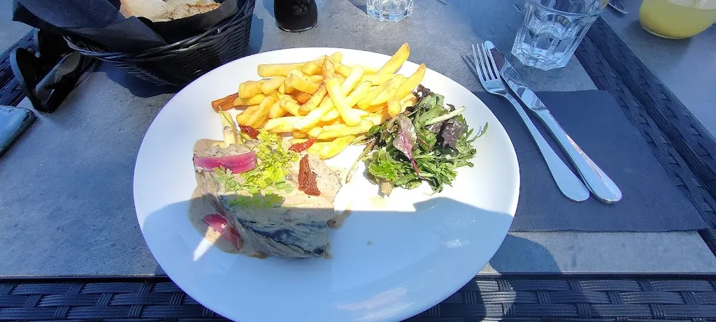 Noé Déverchère_L'Allée Des Vernes_Décines-Charpieu_review