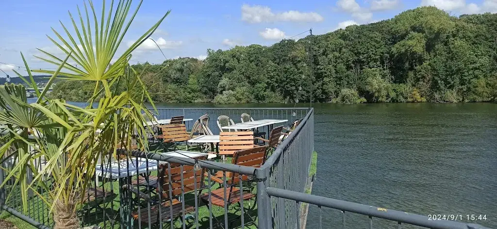 A. Chr_Restaurant La Guinguette De L'ile Du Roi Terrace Edge De Seine Triel Rive Gauche Médan_Triel-sur-Seine_review