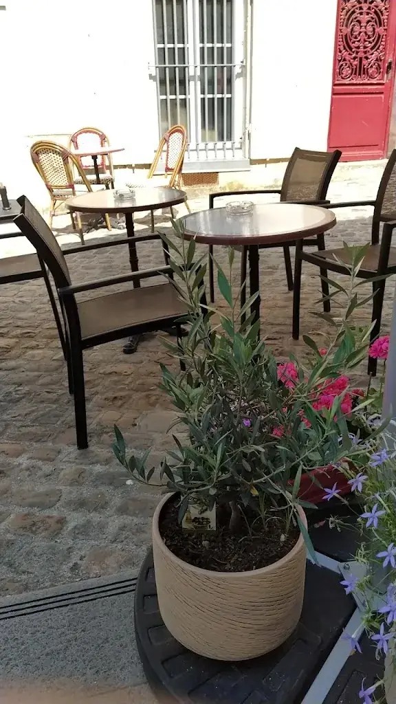 Cafe Francais Restaurant in Magny-en-Vexin