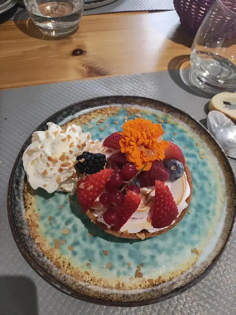 Katelene Brunet_Bar des Amis_Moisenay_review