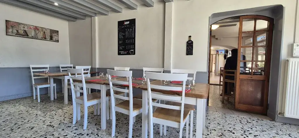 Santiago Chacón_Bar des Amis_Moisenay_review