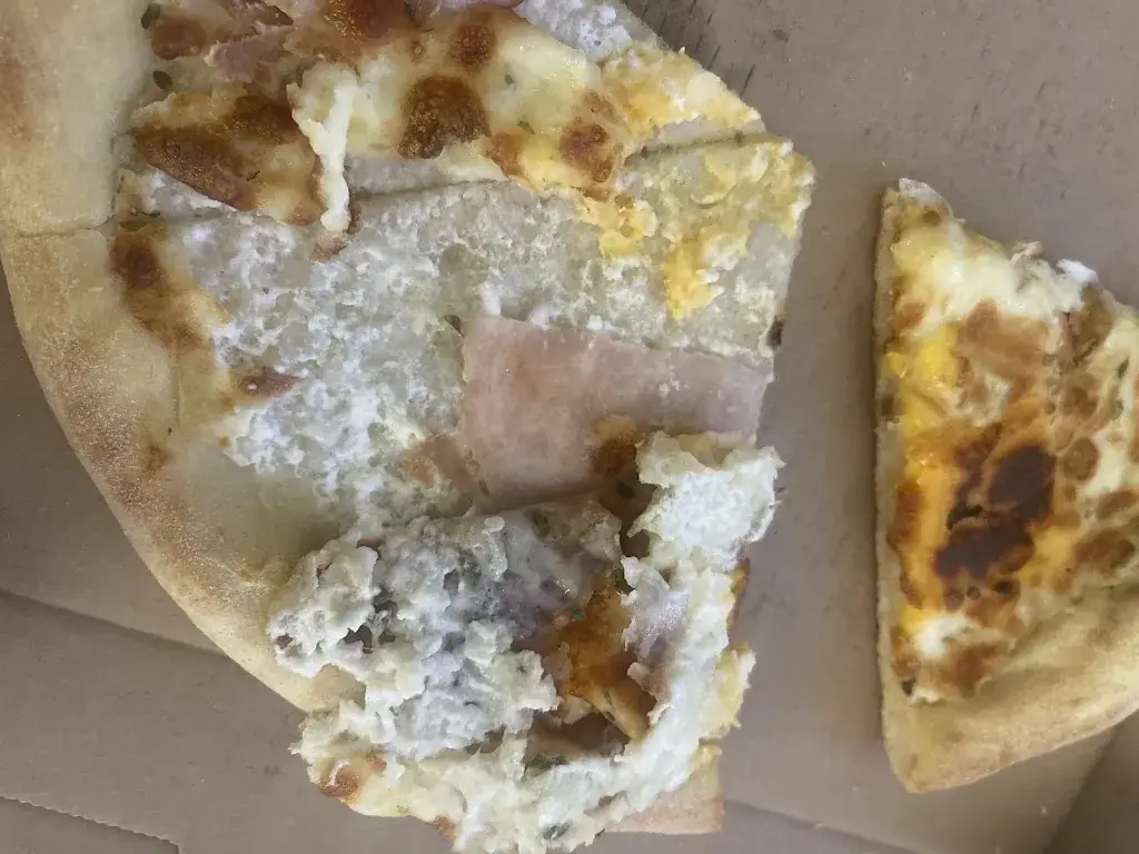 Farah Camara_Hotimes Pizza Burger Montry_Montry_Bewertung