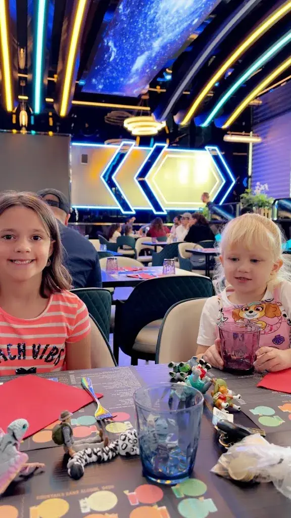 Shane Davies_THE WORLD_Mours_review