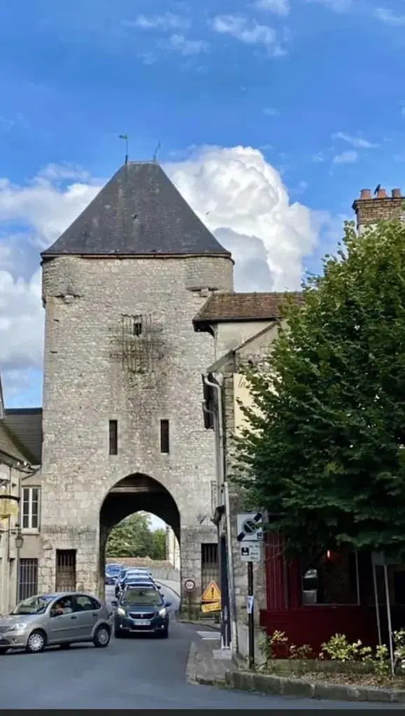 Pamala H_LA PORTE DE BOURGOGNE_Moret-sur-Loing_reseña