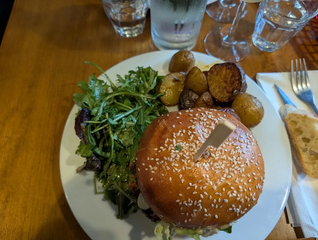 Simone de Montrouge_Montrouge_slider_image_3