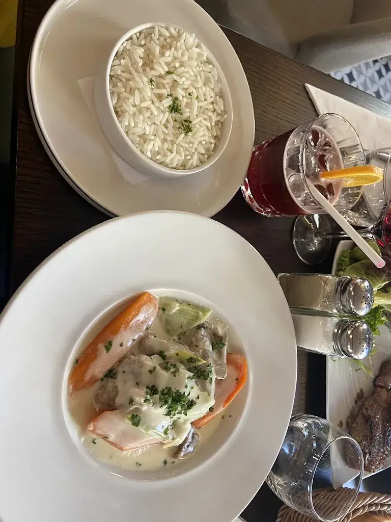 Naomi Ouattara_L'hibiscus_Montrouge_review