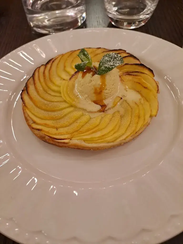 Loubna Bezerka_L'hibiscus_Montrouge_review