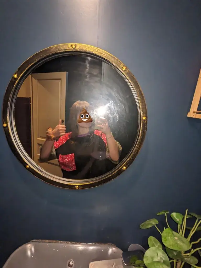 Emily Wadas_Les Pieds dans l'Eau_Neuilly-sur-Seine_review