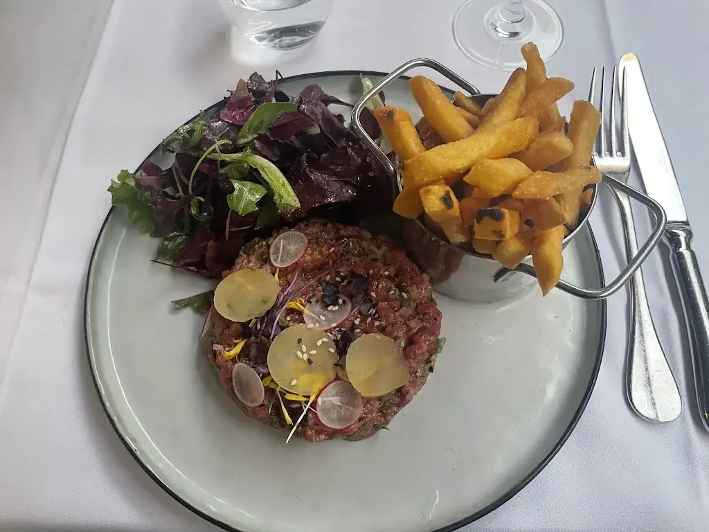 Yong YY_Les Raisins Sociaux_Neuilly-sur-Seine_review