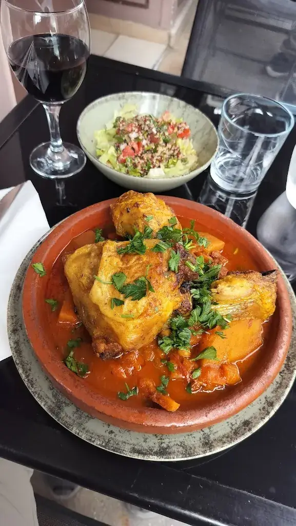 Miles Garrett_Mona_Neuilly-sur-Seine_review