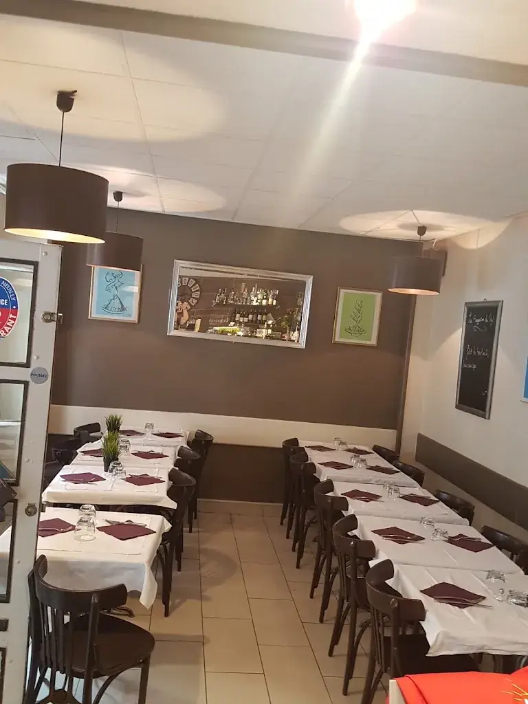 Mona Restaurant in Neuilly-sur-Seine