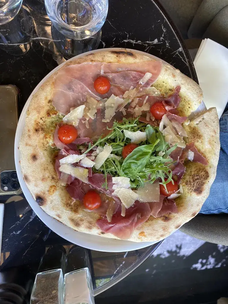 Heather R_Gloria_Neuilly-sur-Seine_review