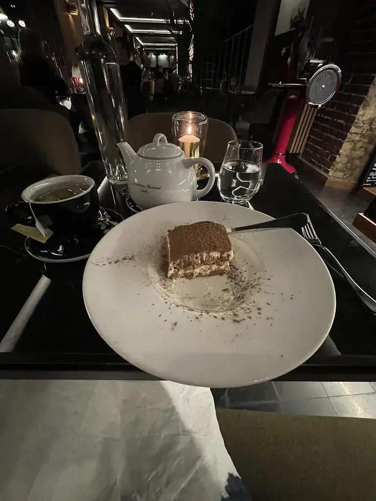 Ostap Kirichenko_Gloria_Neuilly-sur-Seine_review