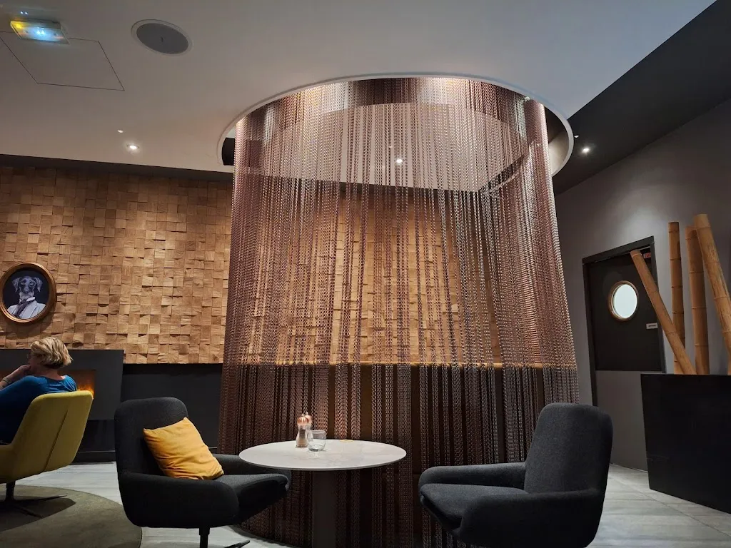 Globe Cro-Coeur_Orly_slider_image_3