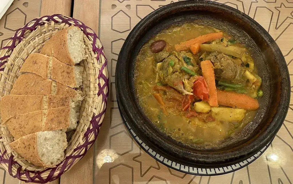 Aimen Farhat_Le Palace_Puteaux_review