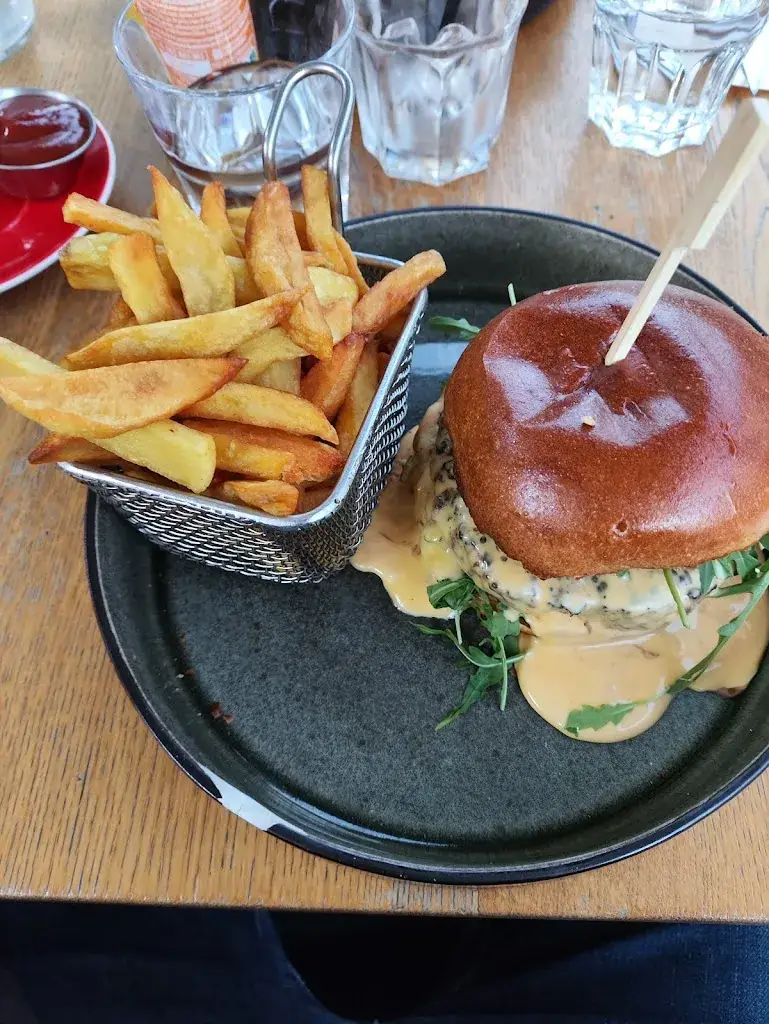 Badie Babay_Le Favori_Nanterre_review