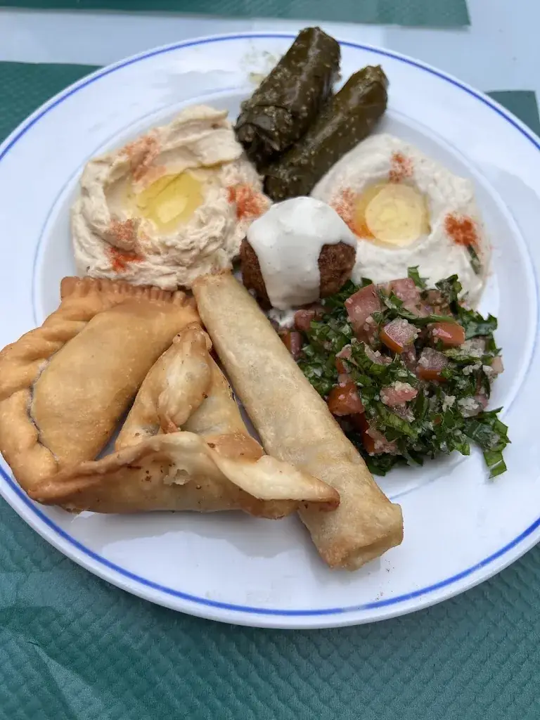 E S_La Fenicia_Nanterre_review