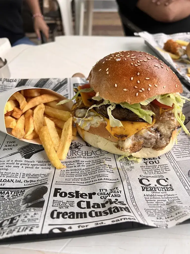 tracy chaouat_The Manhattan_Saint-Brice-sous-Forêt_recensione