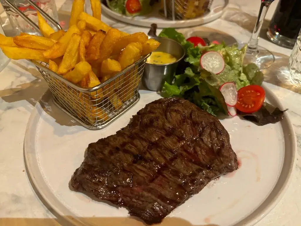 Dominic Dickinson_Les Fistons_Saint-Germain-en-Laye_review