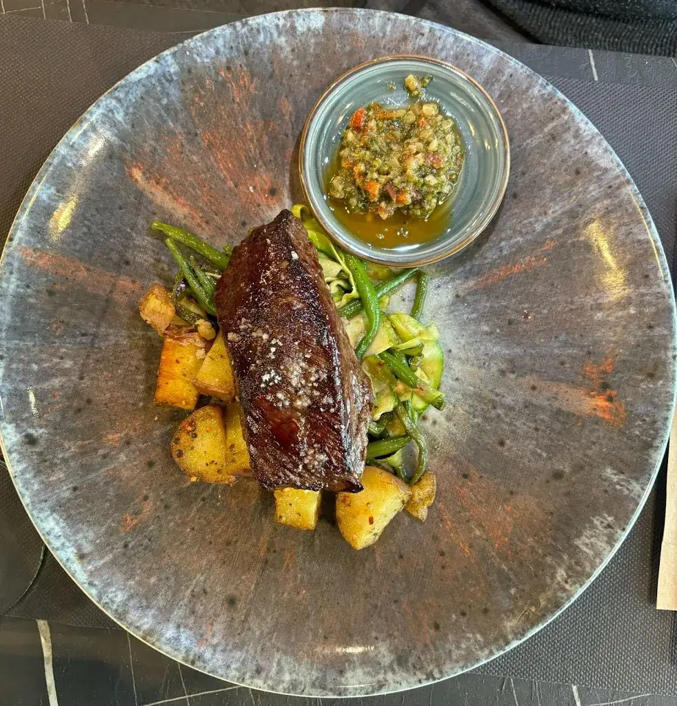 Dan Stan_A LA FAMILIA_Feyzin_review