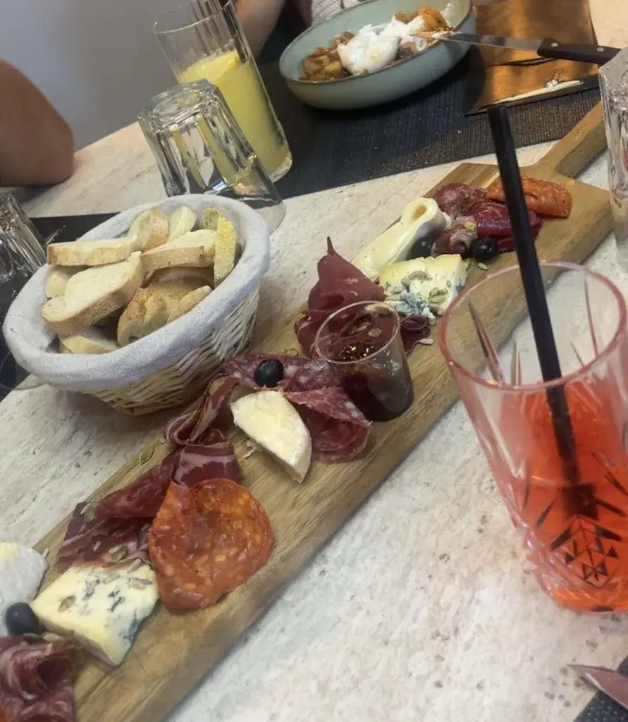 Sakina_A LA FAMILIA_Feyzin_review