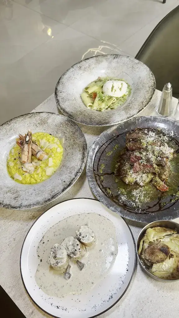 A LA FAMILIA_Feyzin_slider_image_2