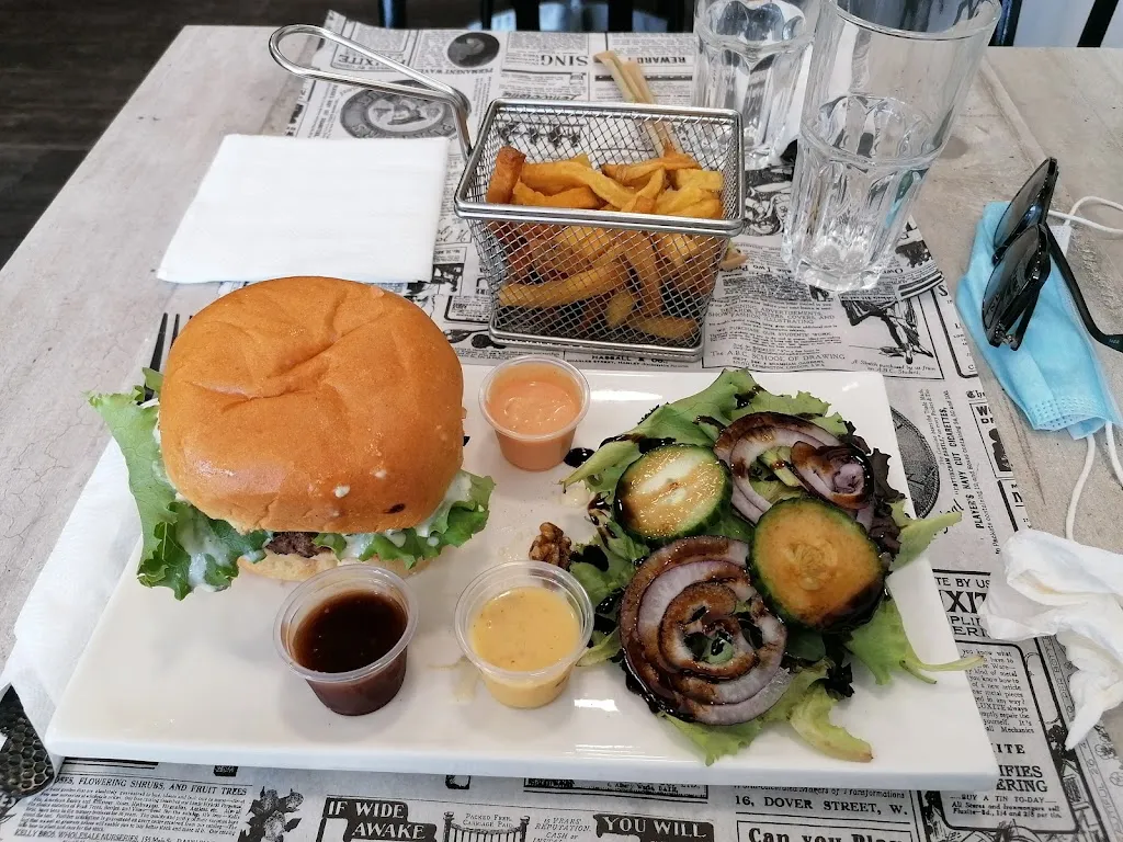 la base Burger restaurant in Saint-Chéron