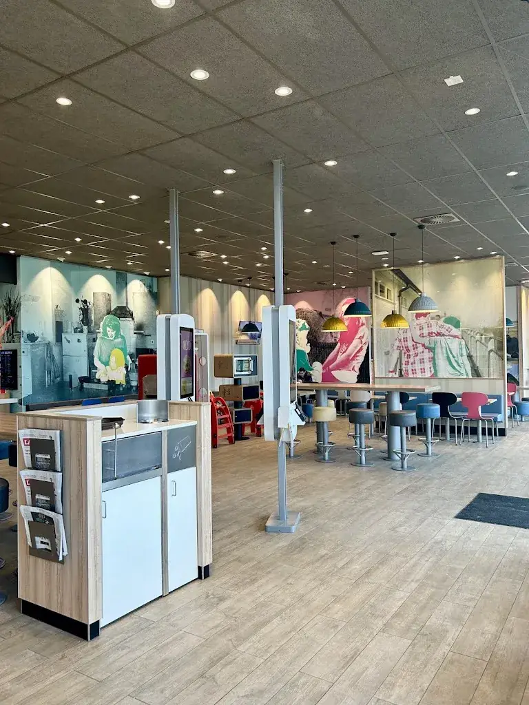 McDonald’s Restaurant_Tour-de-Trême_slider_image_3