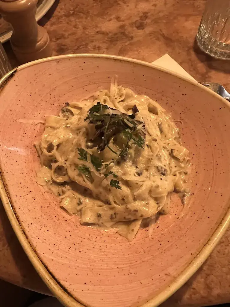 amal_Héredità_Romainville_review