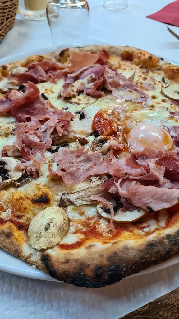 Luna Rossa_Romainville_slider_image_3