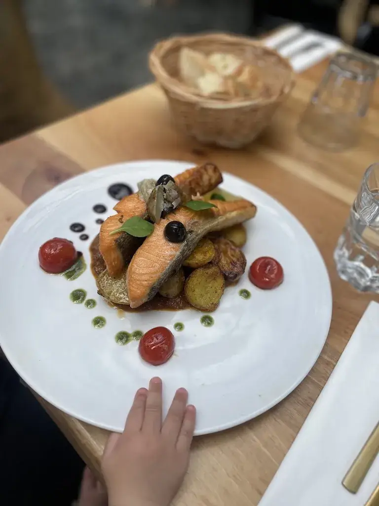 farah frji_L'instant_Romainville_review