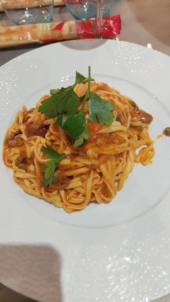 Marc Kakon_Le Grand Charles_Roissy-en-France_review