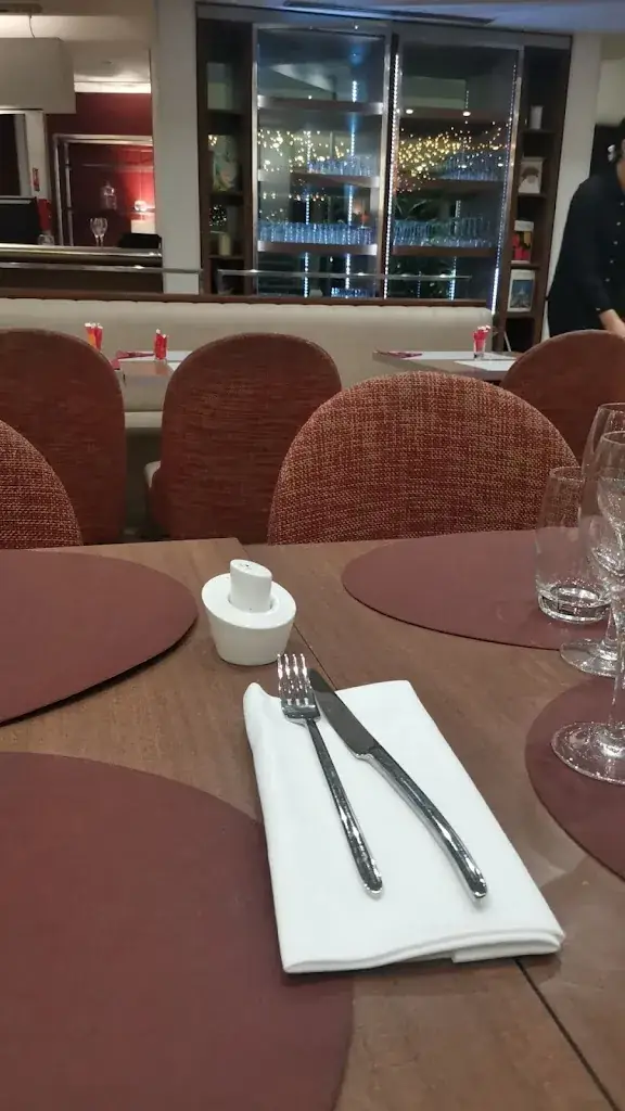 mario olmedo_L’Infini_Roissy-en-France_review