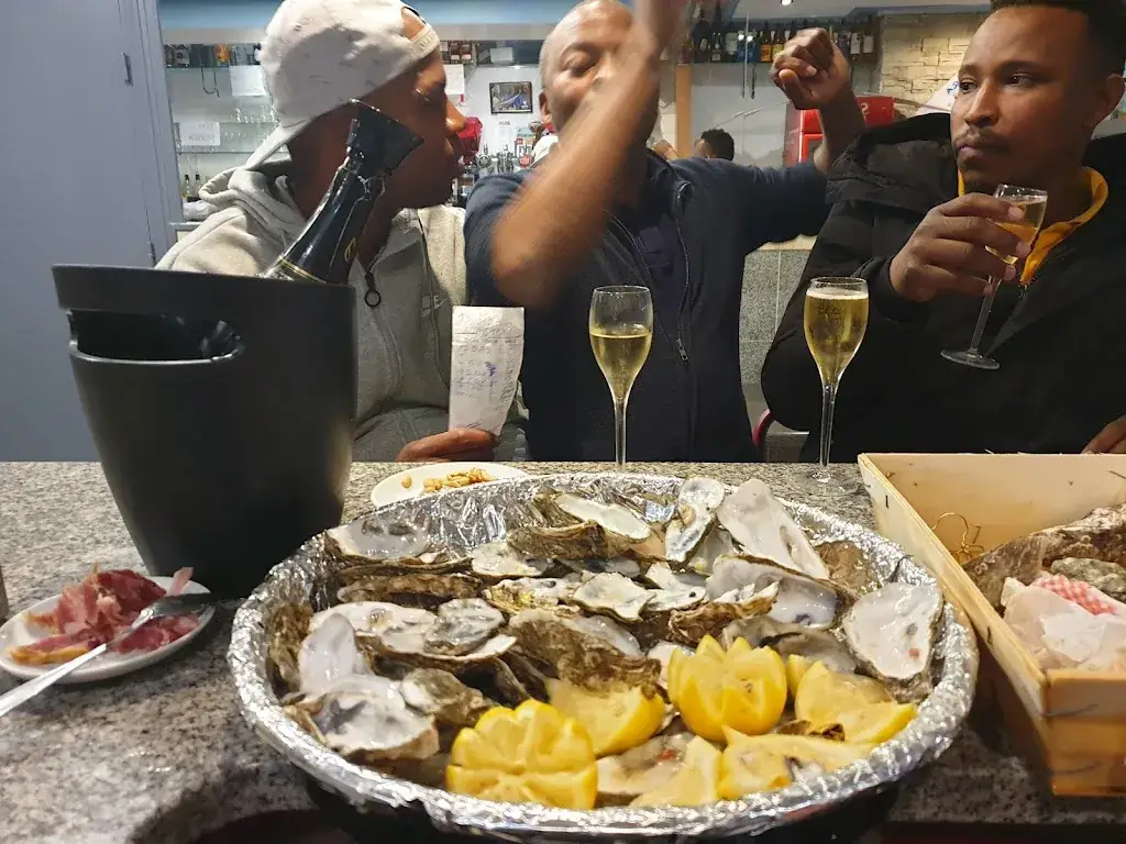 BRASSERIE DES ARTISTES Requin bleu restaurant in Saint-Denis