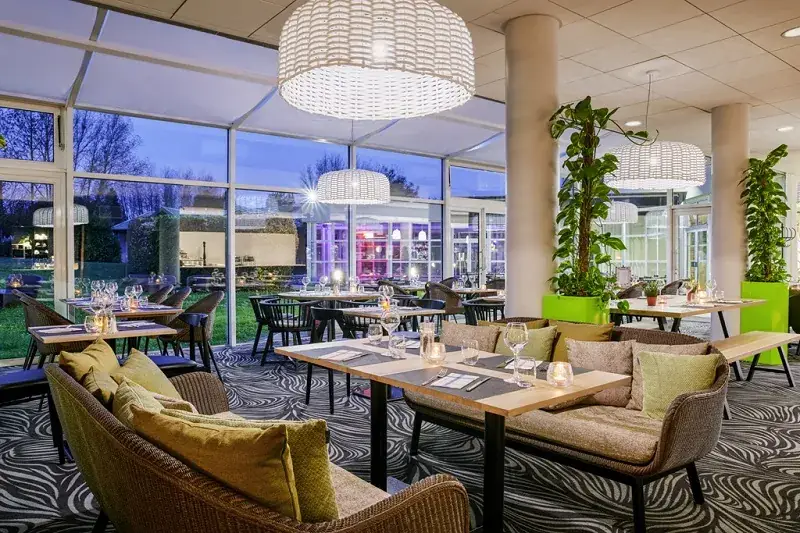 "Parenthèse", By Novotel restaurant in Saint-Pierre-du-Perray