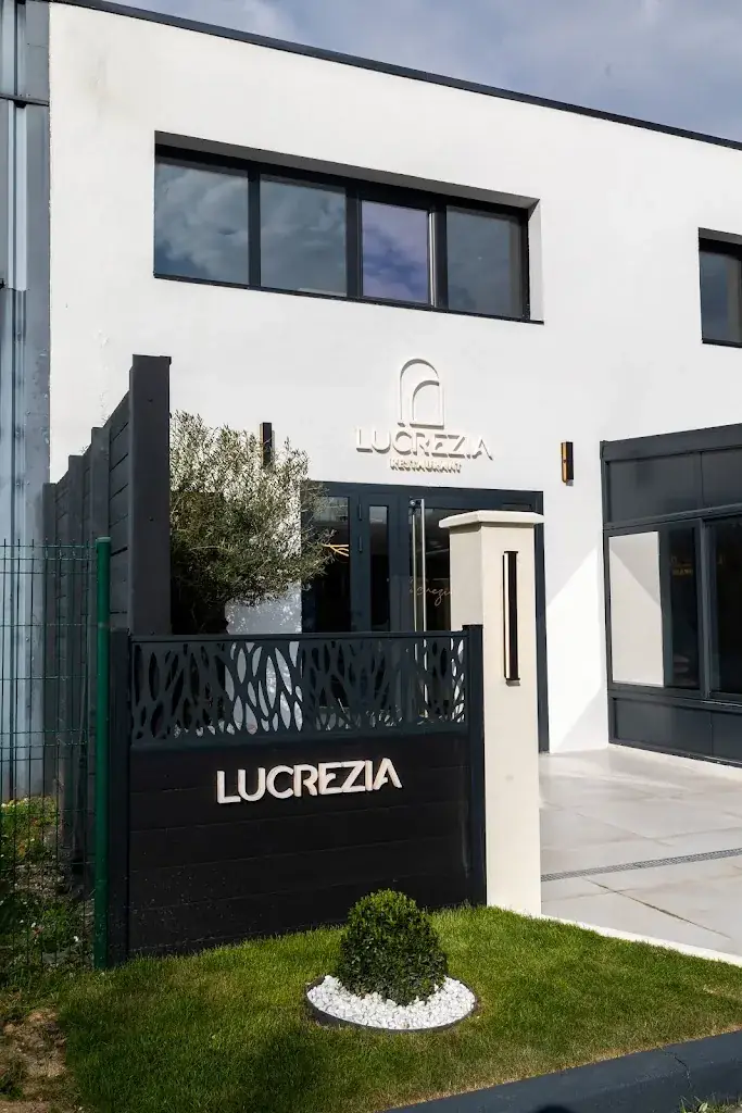 LUCREZIA_Saint-Pierre-du-Perray_slider_image_3