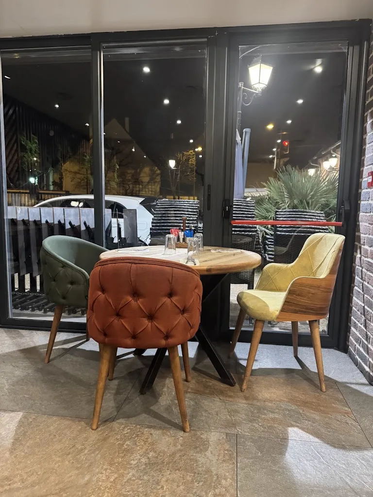 ouafaa L_Lookma_Saint-Gratien_review