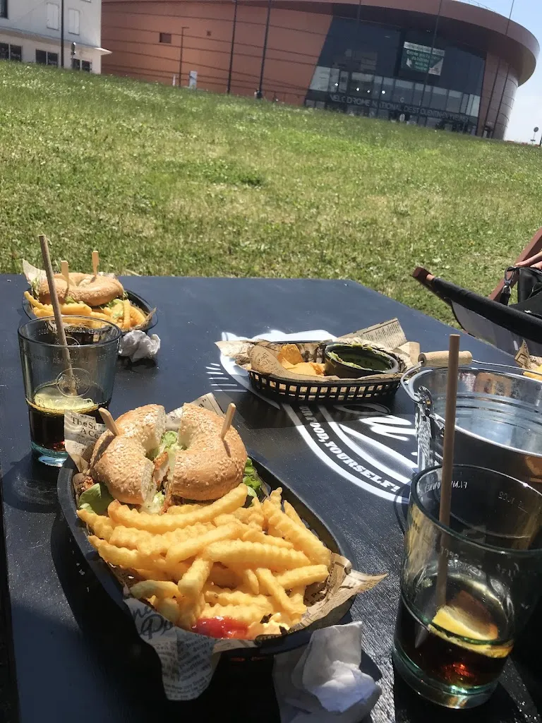 Tam Le_Up To You SQY - Bar Pub Restaurant_Montigny-le-Bretonneux_review