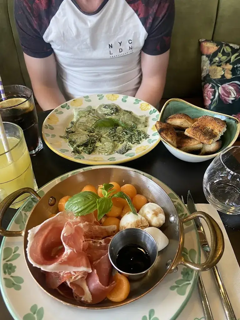 Dennise Crighton_Amore Mio by soprano_Saint-Nom-la-Bretèche_review