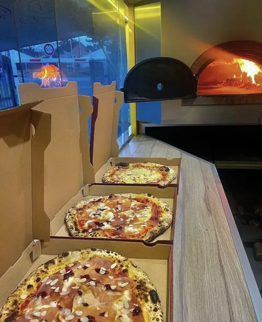 Camion pizza au feu de bois- Casa Mia_Saint-Vrain_slider_image_2