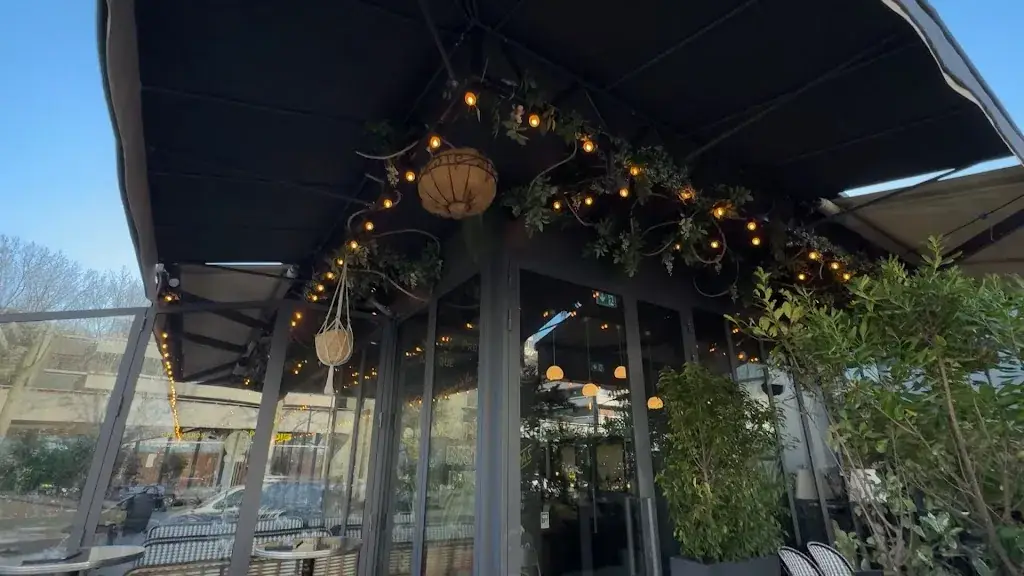 hakobert_La Manufacture_Sèvres_review