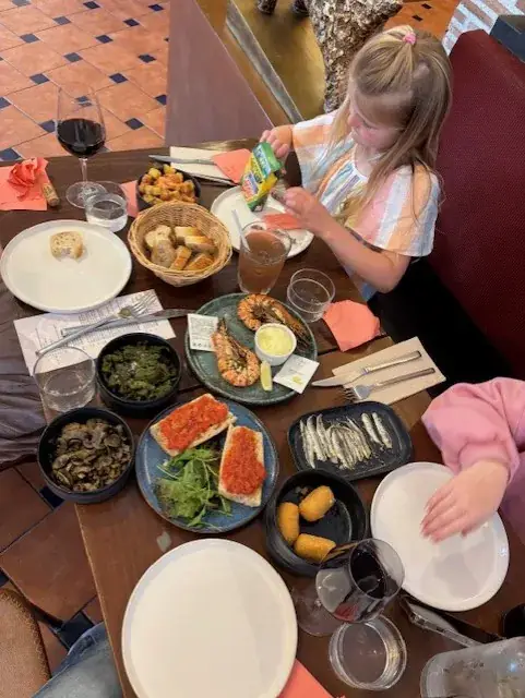 Dan Hollands_Cañas y Tapas_Serris_review